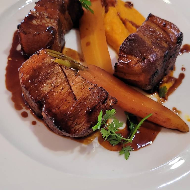 Casino Hotel Spa Poitrine de cochon laquée au soja, déclinaison de carottes