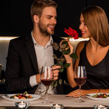 Couple Restaurant St Valentin