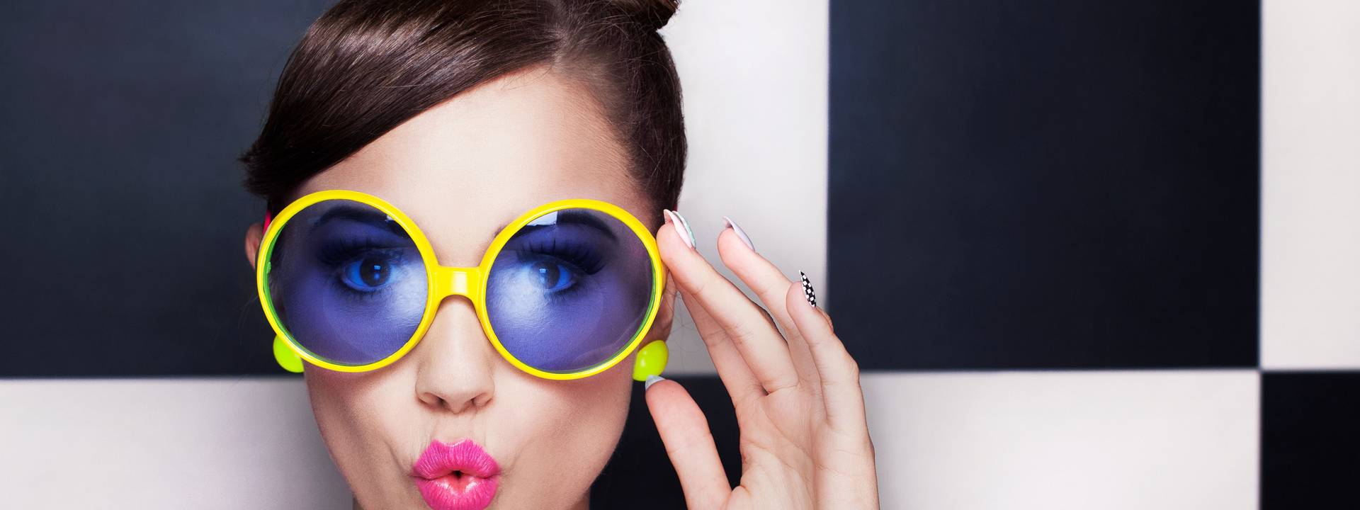 Femme lunette jaune