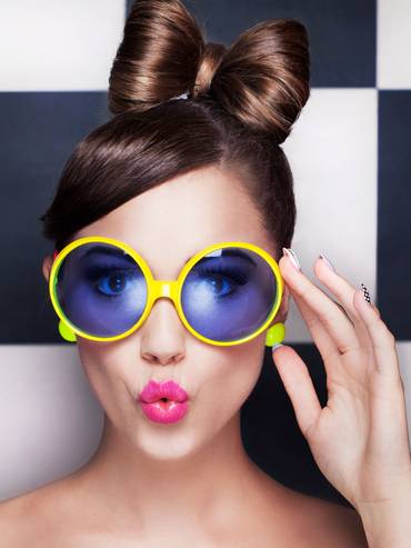 Femme lunette jaune