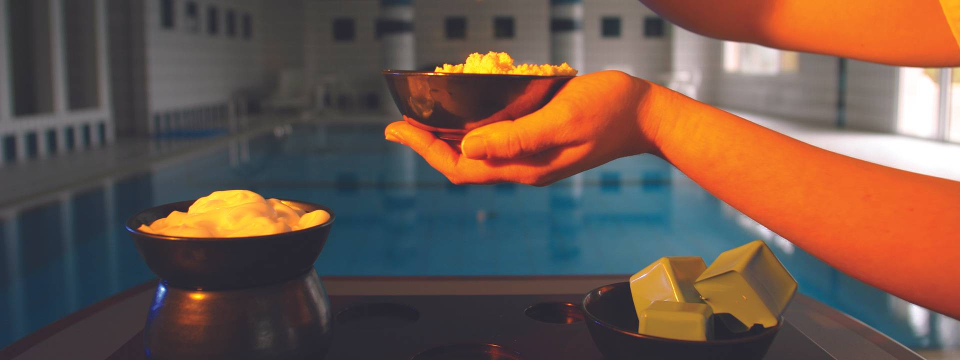 Piscine intérieure du spa de l'Hôtel du Béryl à Bagnoles-de-l'Orne, avec soin gommage Piscine intérieure du spa de l'Hôtel du Béryl à Bagnoles-de-l'Orne, avec soin gommage