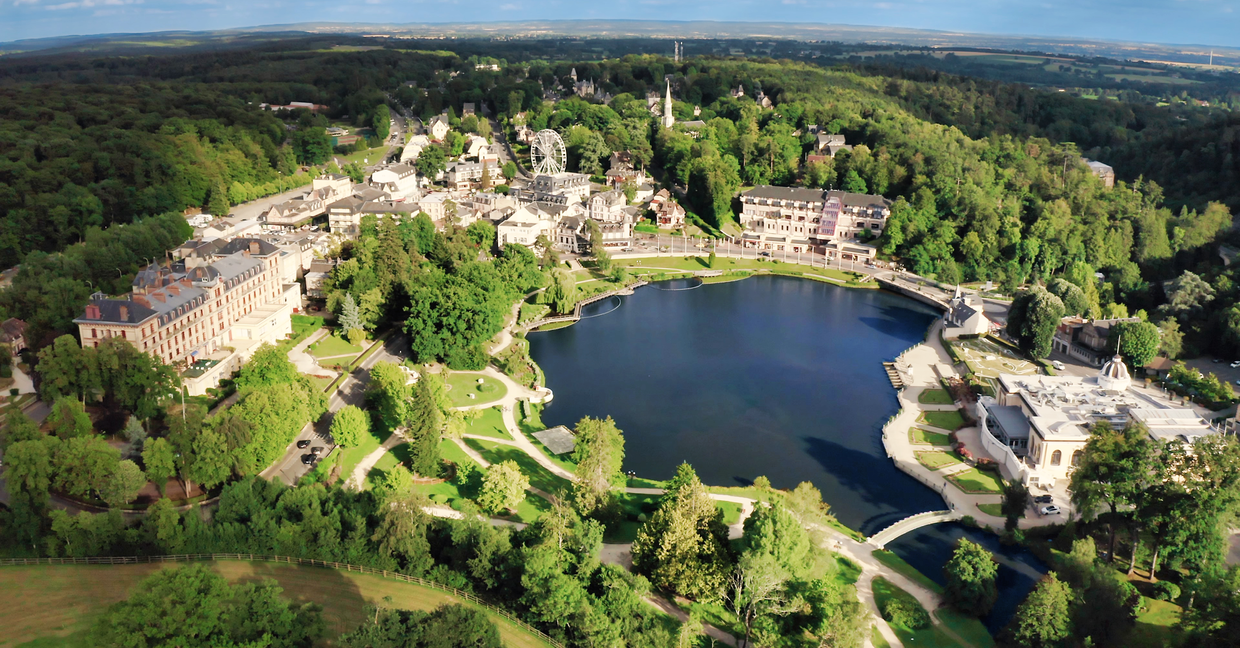 Vue aérienne en drone de l'Hôtel du Béryl et du Casino JOA à Bagnoles-de-l'Orne, lac, forêt et paysage normand ©BOKEHPRODUCTION Vue aérienne en drone de l'Hôtel du Béryl et du Casino JOA à Bagnoles-de-l'Orne, lac, forêt et paysage normand ©BOKEHPRODUCTION