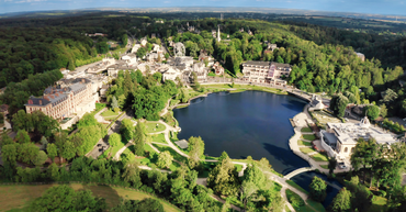 Vue aérienne en drone de l'Hôtel du Béryl et du Casino JOA à Bagnoles-de-l'Orne, lac, forêt et paysage normand ©BOKEHPRODUCTION
