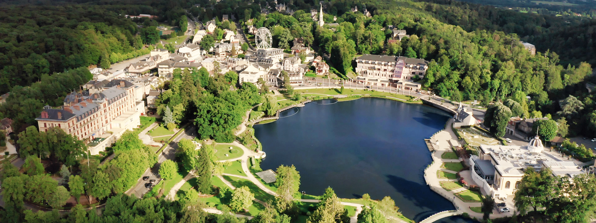 Vue aérienne en drone de l'Hôtel du Béryl et du Casino JOA à Bagnoles-de-l'Orne, lac, forêt et paysage normand ©BOKEHPRODUCTION