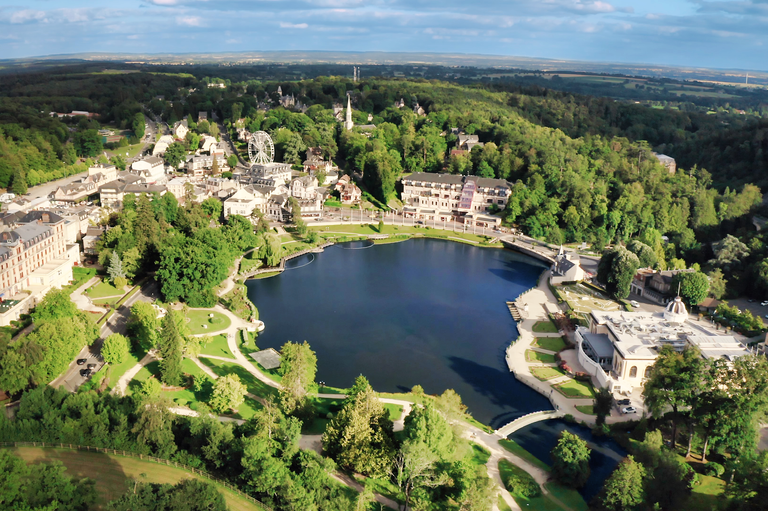 Vue aérienne en drone de l'Hôtel du Béryl et du Casino JOA à Bagnoles-de-l'Orne, lac, forêt et paysage normand ©BOKEHPRODUCTION