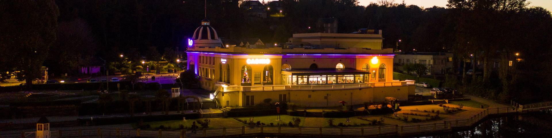 Casino JOA Bagnoles de l'Orne extérieur nuit lac 2