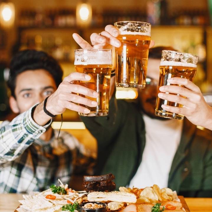 jeunes-trinquer-biere-bar
