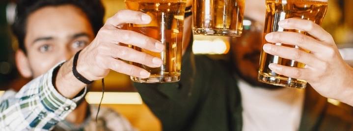 jeunes-trinquer-biere-bar jeunes-trinquer-biere-bar