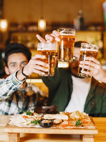 jeunes-trinquer-biere-bar jeunes-trinquer-biere-bar