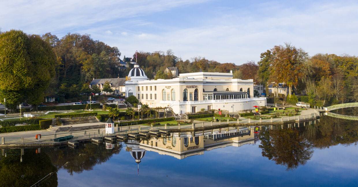 Casino JOA Bagnoles de l'Orne extérieur jour lac
