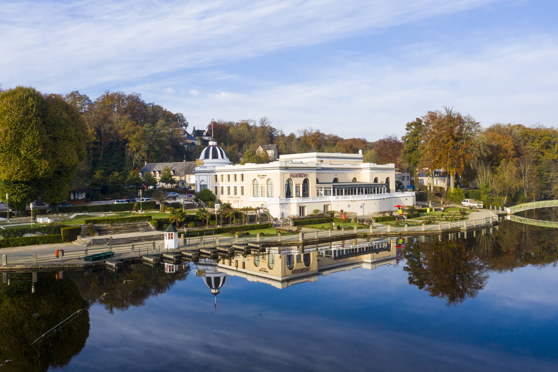 Casino JOA Bagnoles de l'Orne extérieur jour lac