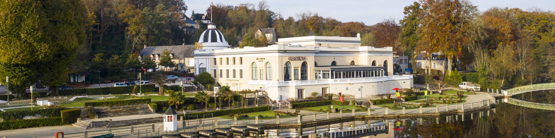 Casino JOA Bagnoles de l'Orne extérieur jour lac