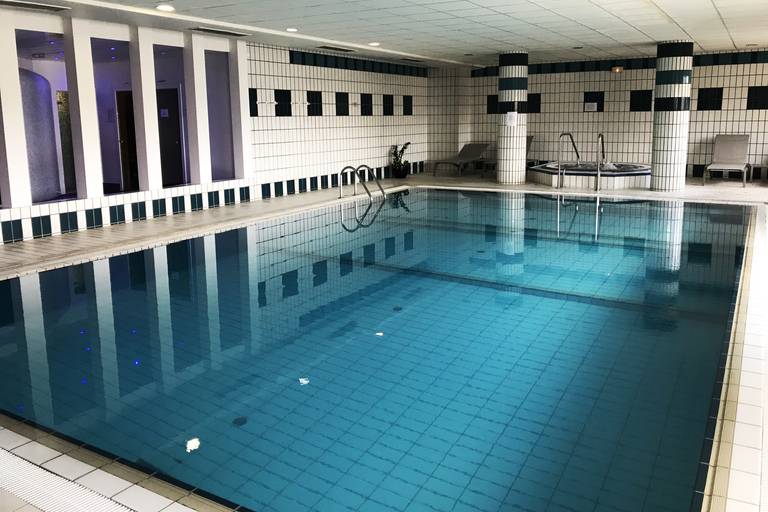 Piscine intérieure du spa de l'Hôtel du Béryl à Bagnoles-de-l'Orne, avec jacuzzi et cabines de sauna Piscine intérieure du spa de l'Hôtel du Béryl à Bagnoles-de-l'Orne, avec jacuzzi et cabines de sauna