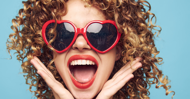 femme surprise lunettes coeur - canva