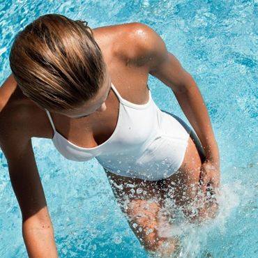 femme_pisine_balnéo_spa_Adobestock