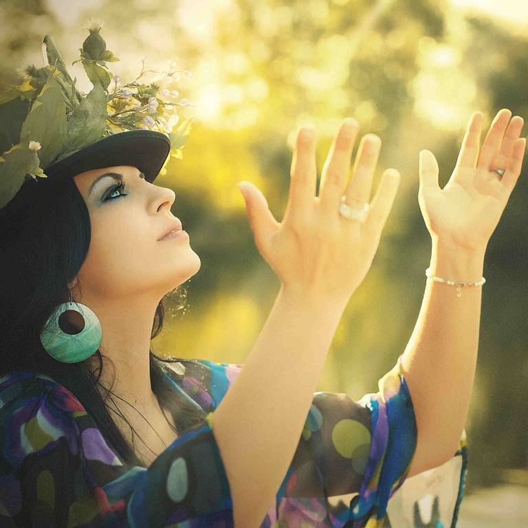 Voyance femme chapeau