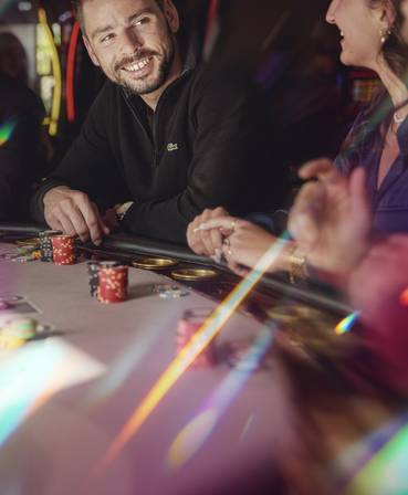 homme jeu moustache homme jeu moustache