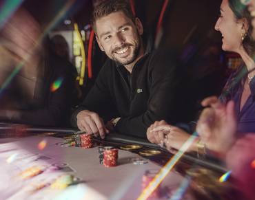 homme jeu moustache homme jeu moustache