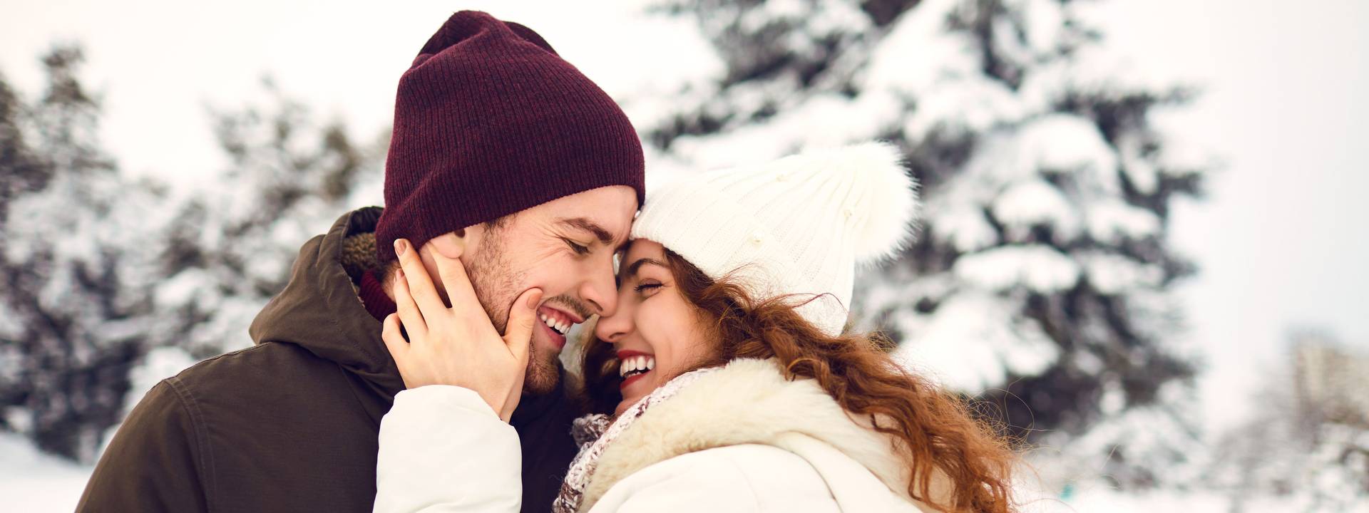 Couple amoureux hiver