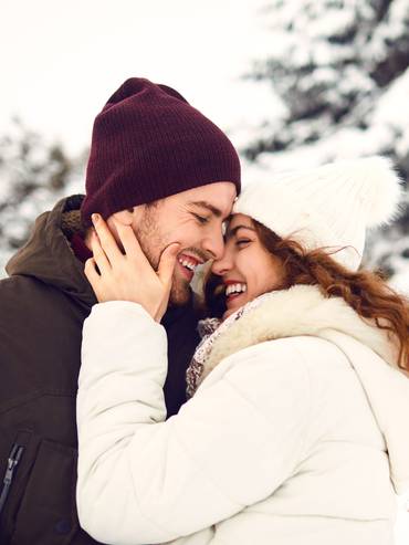 Couple amoureux hiver